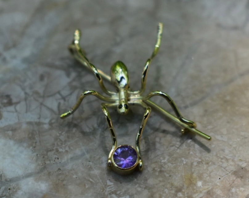 18ky ant pin with black diamond eyes holding round pink color change sapphire 