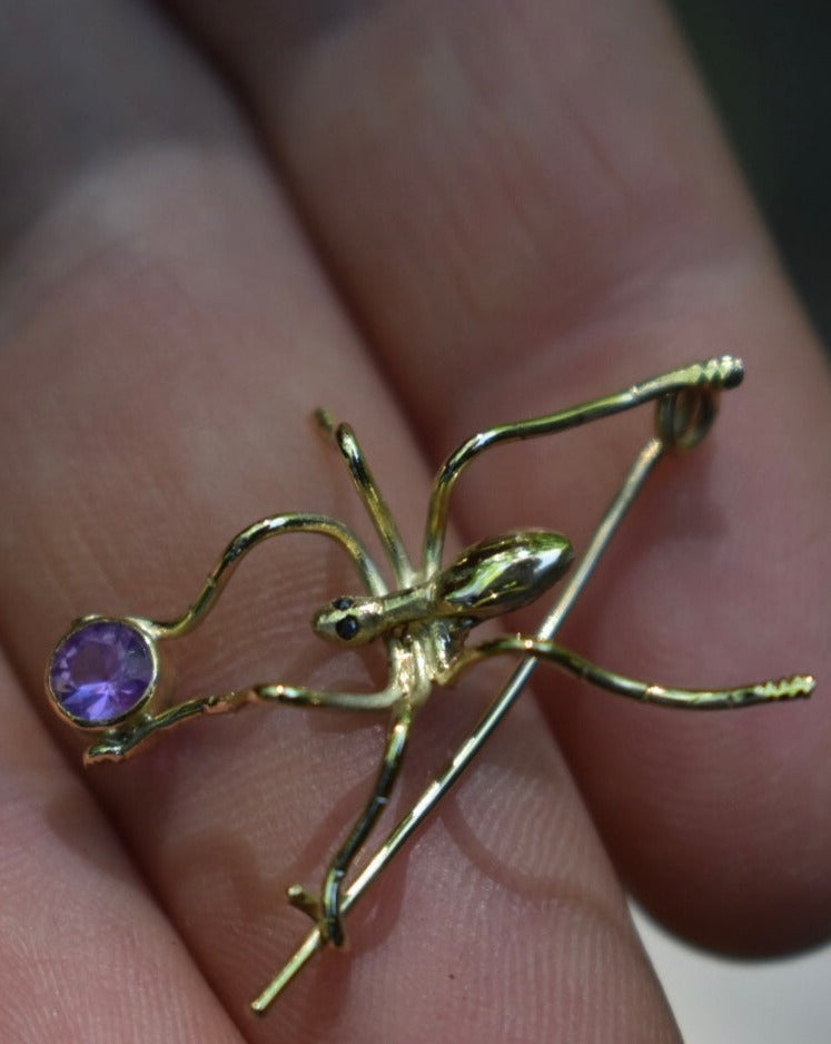 18ky ant pin with black diamond eyes holding round pink color change sapphire 