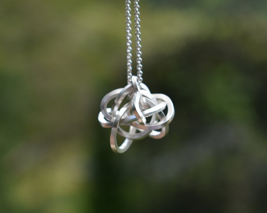 Knot Motion Necklace 2