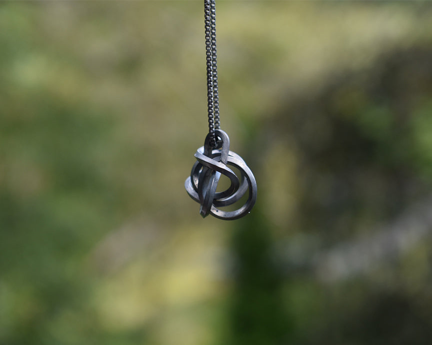 Knot Motion Necklace 1